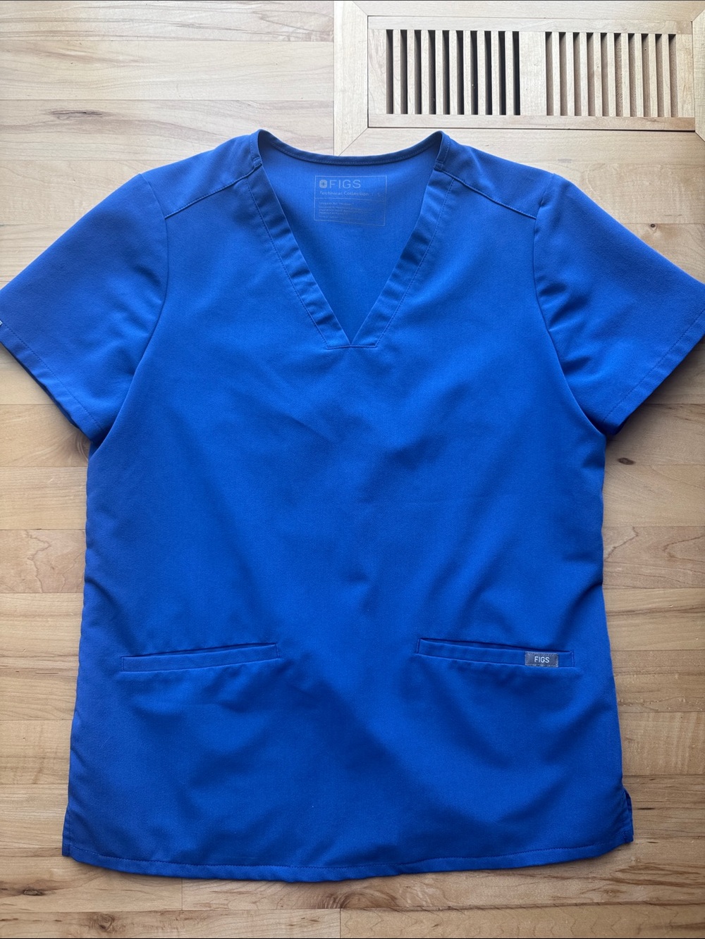 Figs three pocket scrub top